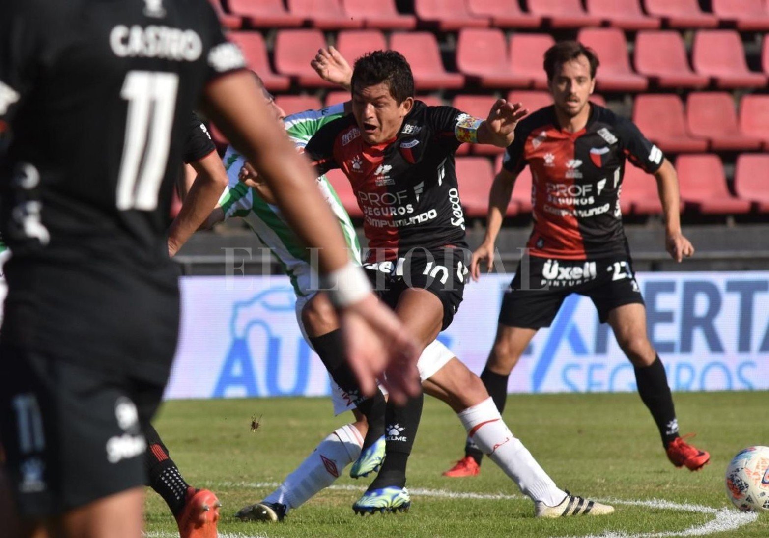 Colón empató 0 a 0 con Argentino y sigue invicto y puntero en el torneo de la liga profesional de fútbol.