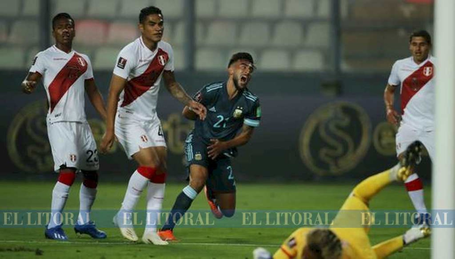 El fulminante disparo de Nicolás González. Argentino logró un contundente 2 a 0 en Perú. Logró 10 puntos de los 12 en juego.