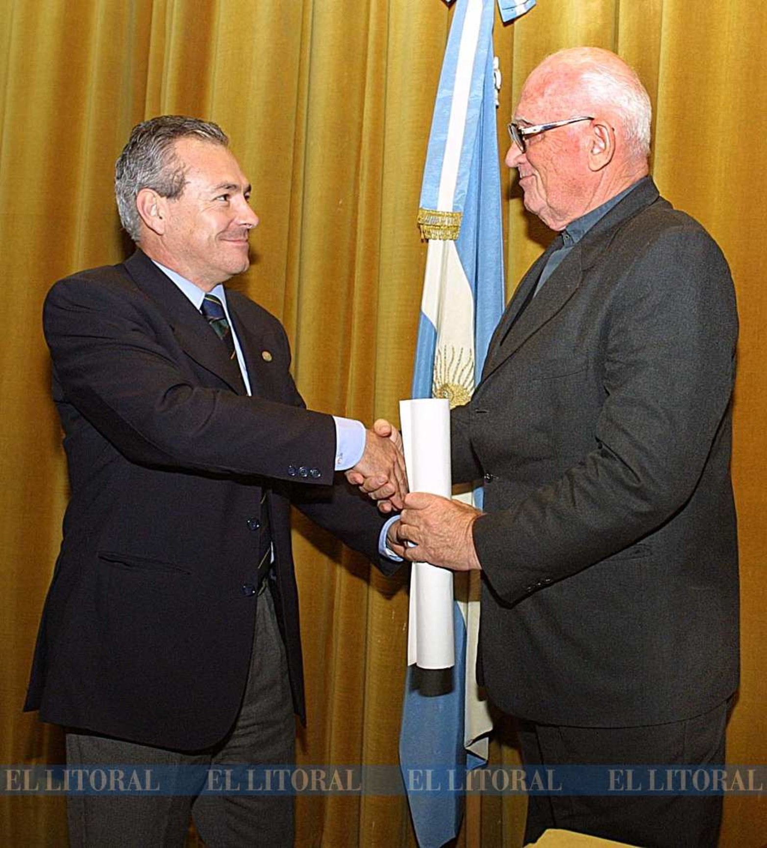 05.07.02.UNL. Mario Barletta, entrega el título de Ciudadano Universitario a Atilio Rosso.
