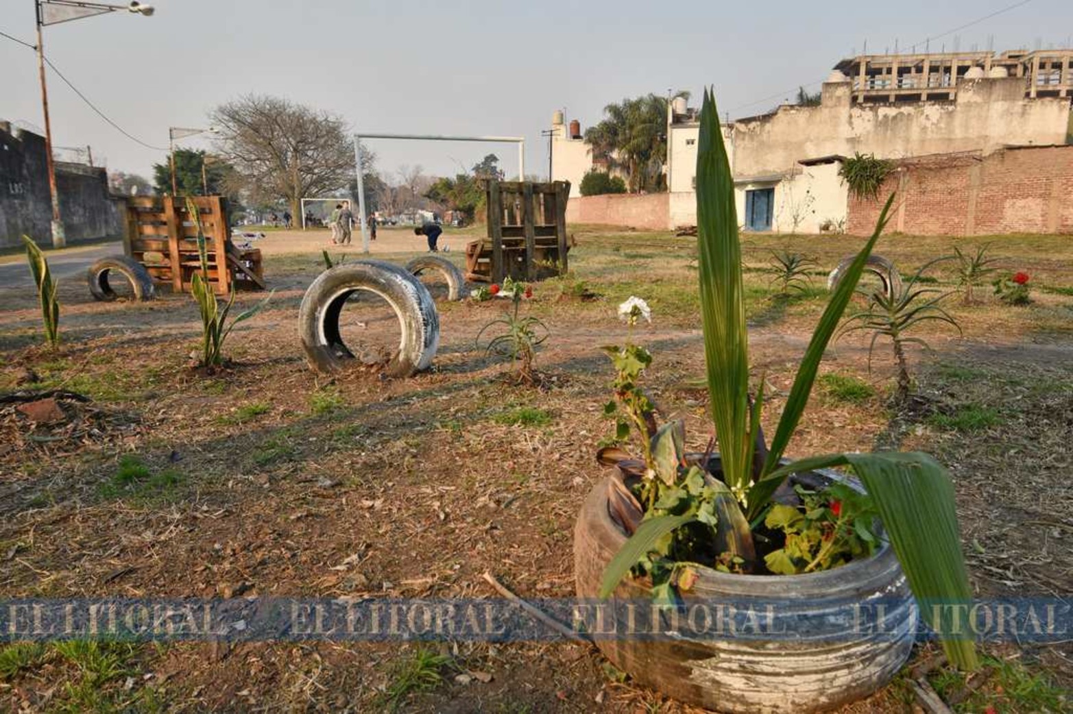 Lugar de encuentro. Donde había un basural, ahora hay un espacio de esparcimiento en común. Con la fuerza de la solidaridad entre los vecinos lograron cambiar el aspecto del lugar. Güemes y Luciano Torrent.
