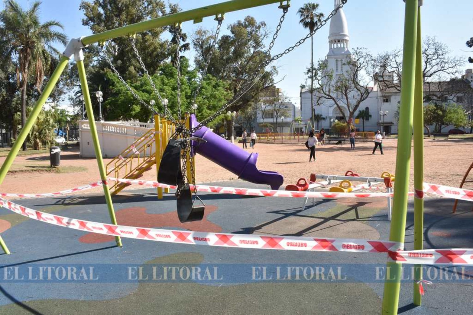 Los niños sin juegos en la plaza. Una de las franjas etarias que menos posibilidades tiene de salir son los mas chicos. ¿Hasta cuándo? ¿Hasta no tener mas virus?. Plaza Constituyentes.