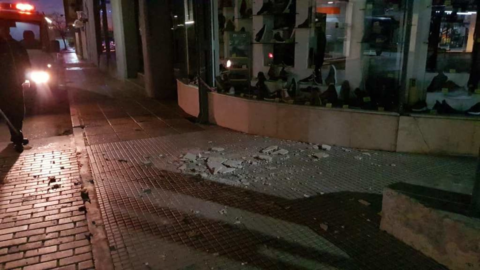 En San Martín y Primera Junta es uno de los lugares donde se desprendió mampostería de un balcón.