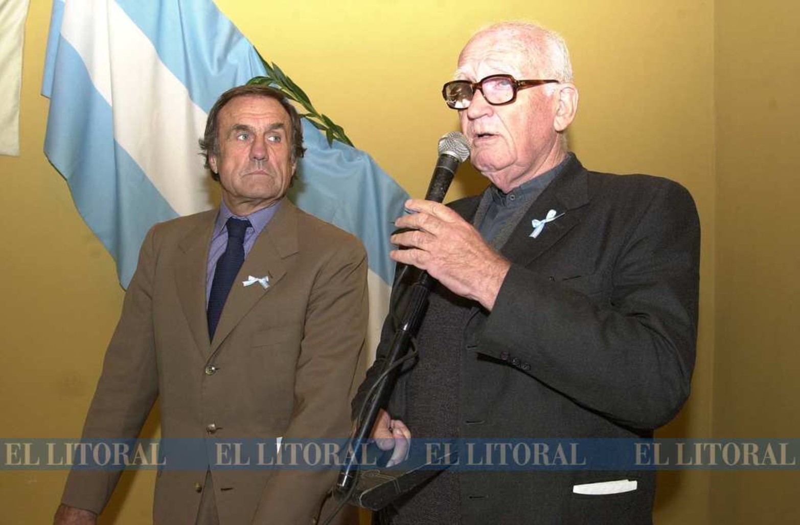 20.05.2002. El padre Rosso entrega un estudio sobre la pobreza al gobernador Reutemann.
