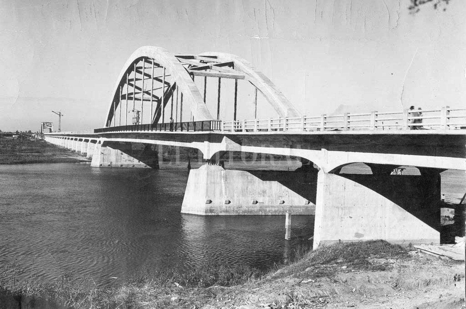 Inspiración simbólica. Desde el comienzo de su construcción, el puente ha sido la musa inspiradora de muchos escritores, músicos y artistas. Pese a que en su totalidad la conexión integra la jurisdicción de Santa Fe Capital, hasta la actualidad se considera al Carretero como el alma y símbolo referencial de Santo Tomé.