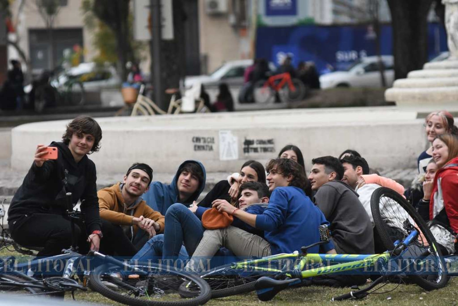 20 de agosto. El día del amigo estaba permitida las salidas creativas. Las plazas se llenaron de jóvenes.