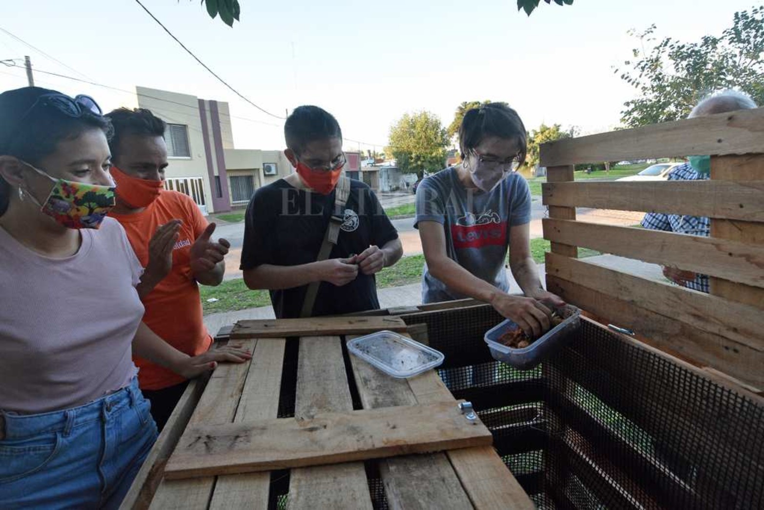 Fue instalada en la plaza Escalante. La prueba piloto será llevada adelante por los vecinos del barrio. Tiene entre sus objetivos disminuir la cantidad de residuos que se lleva a disposición final del relleno sanitario, y causar el menor impacto en el cambio climático.