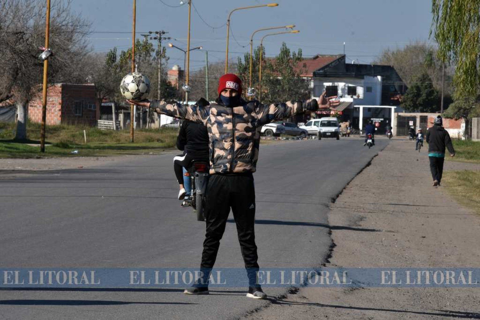 El dueño de la pelota. El club Deportivo Gambeta dejó la cancha en pandemia. Ahora los vecinos solidarios trabajan en un merendero y olla popular tres veces a la semana.