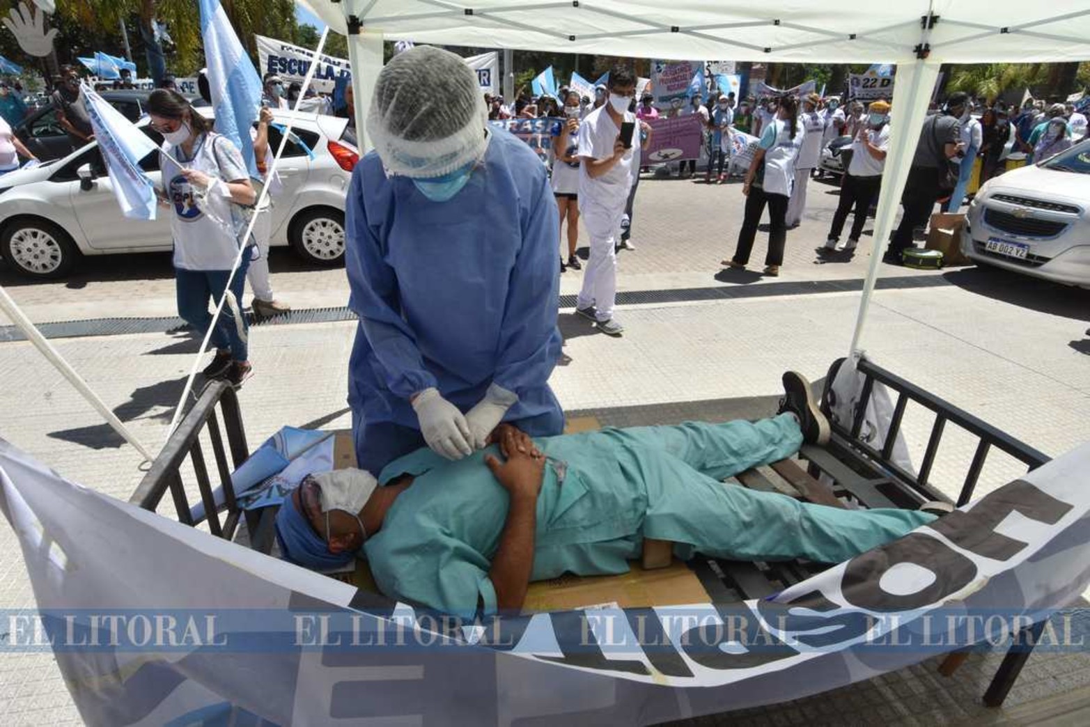 Enfermeros de toda la provincia, una vez más, reclamaron al Poder Ejecutivo que reglamente el Artículo 25 de la ley 12.501 que los reconoce como "personal de alto riesgo".