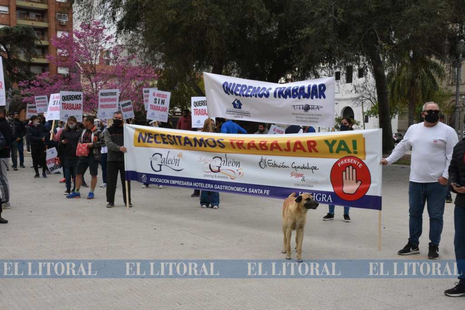 Los bares y hoteleros se movilizaron por la peatonal y llegaron hasta plaza 25 de mayo, frente a casa de gobierno. Entregaron un petitorio y armaron una mesa del dialogo. Siguen cerrados.