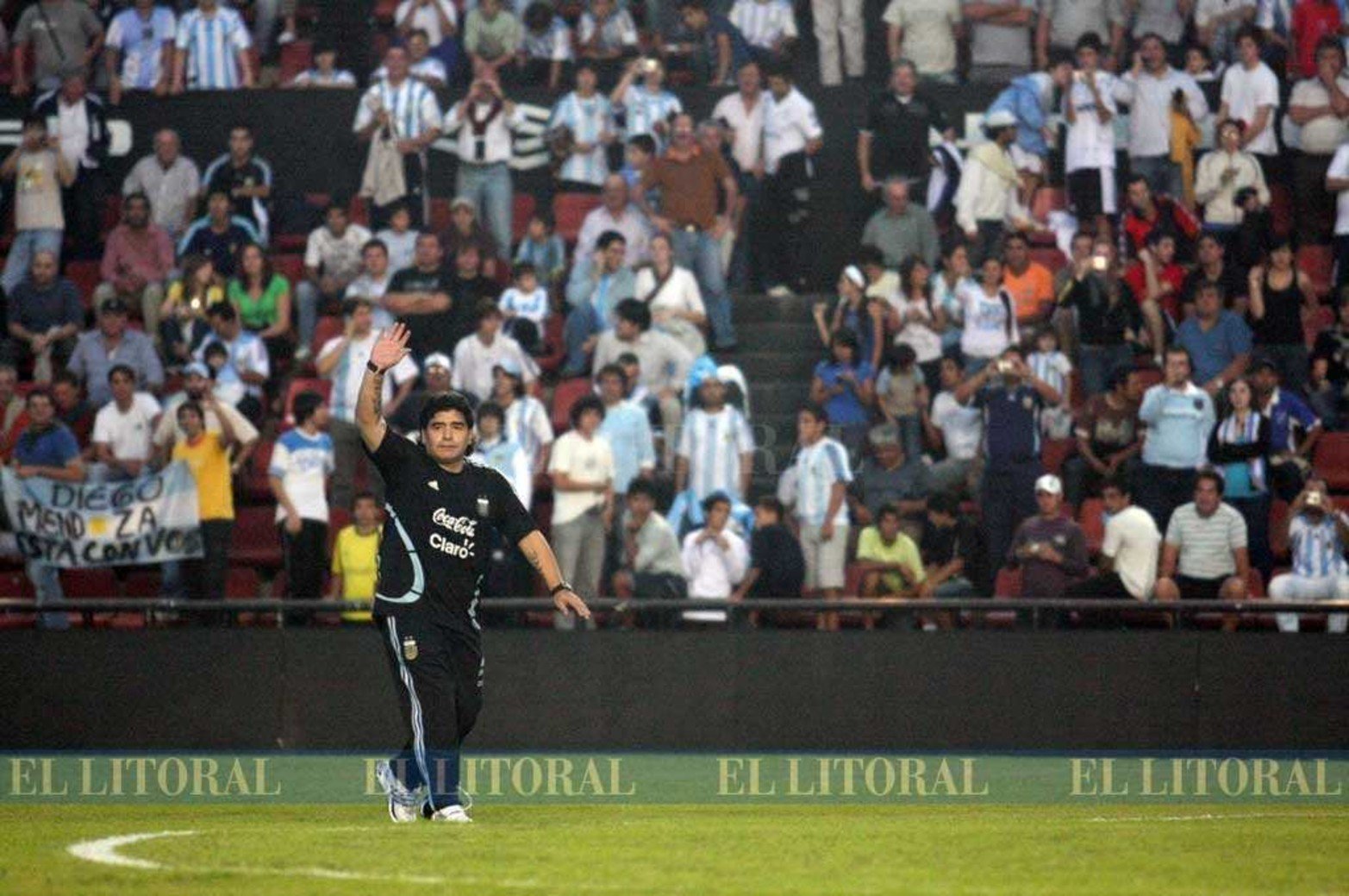 Diego Armando Maradona en la cancha de Colón, como técnico de la Selección Argentina en un amistoso ante Panamá.