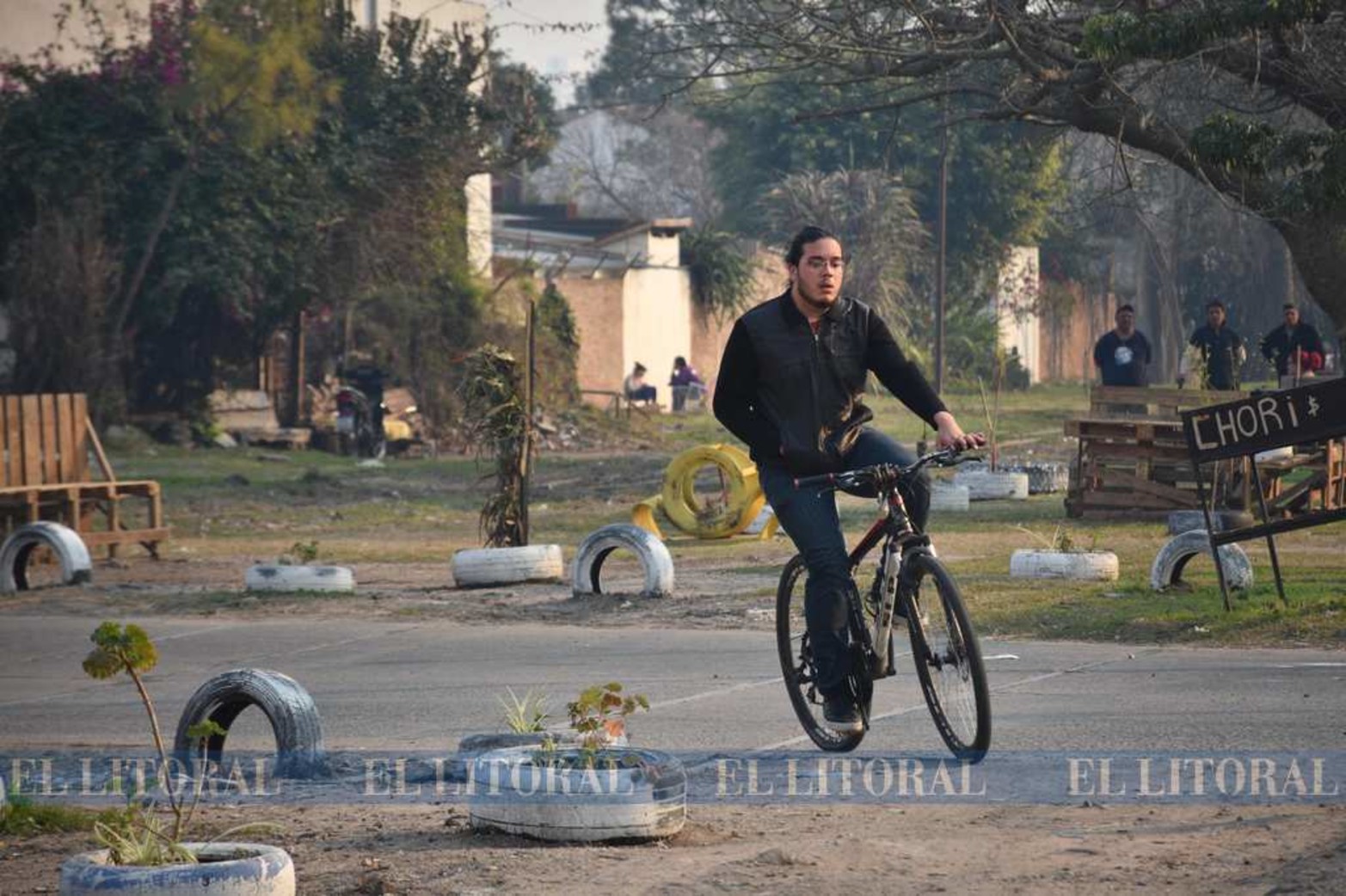Lugar de encuentro. Donde había un basural, ahora hay un espacio de esparcimiento en común. Con la fuerza de la solidaridad entre los vecinos lograron cambiar el aspecto del lugar. Güemes y Luciano Torrent.