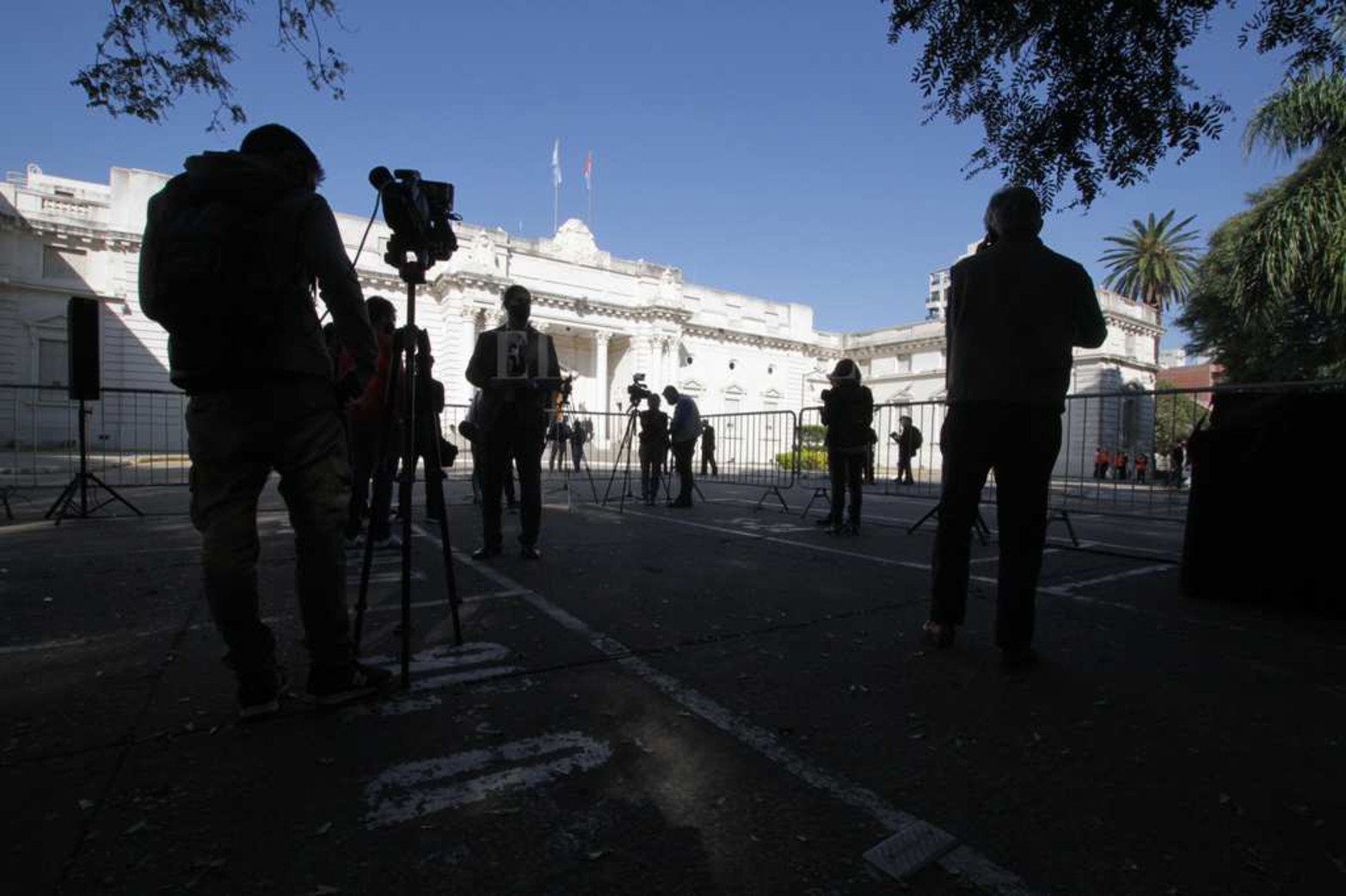 La prensa no pudo ingresar y se montó un "corralito" en la explanada de la Legislatura.