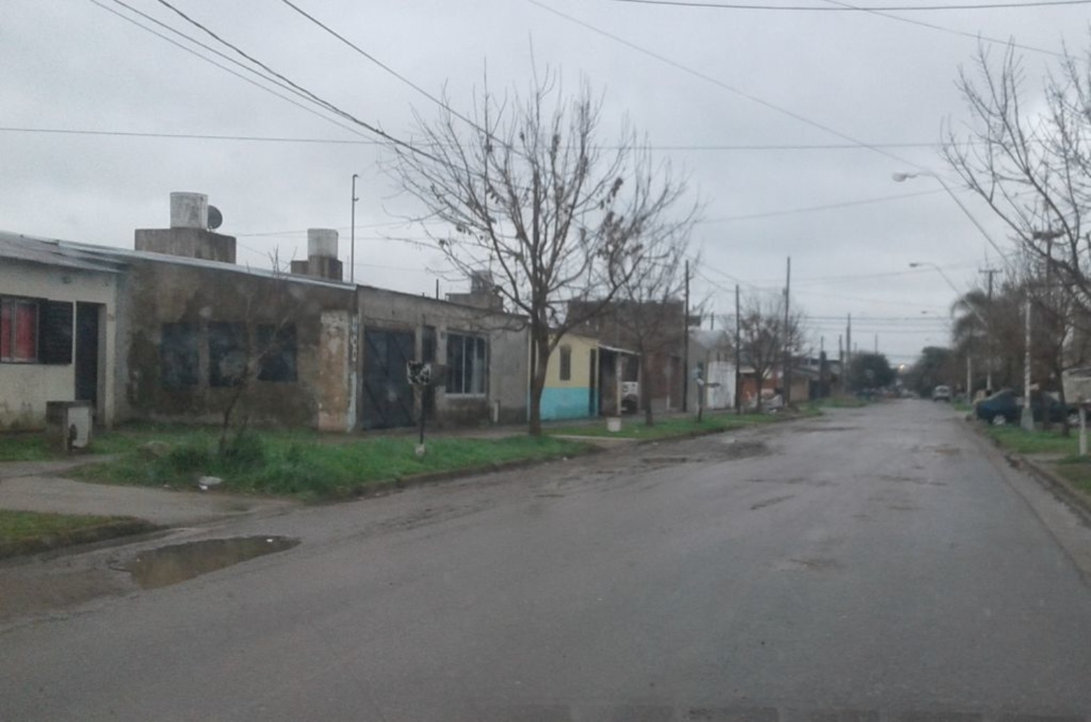 El asfalto de la entrada principal al barrio (calle Azopardo)