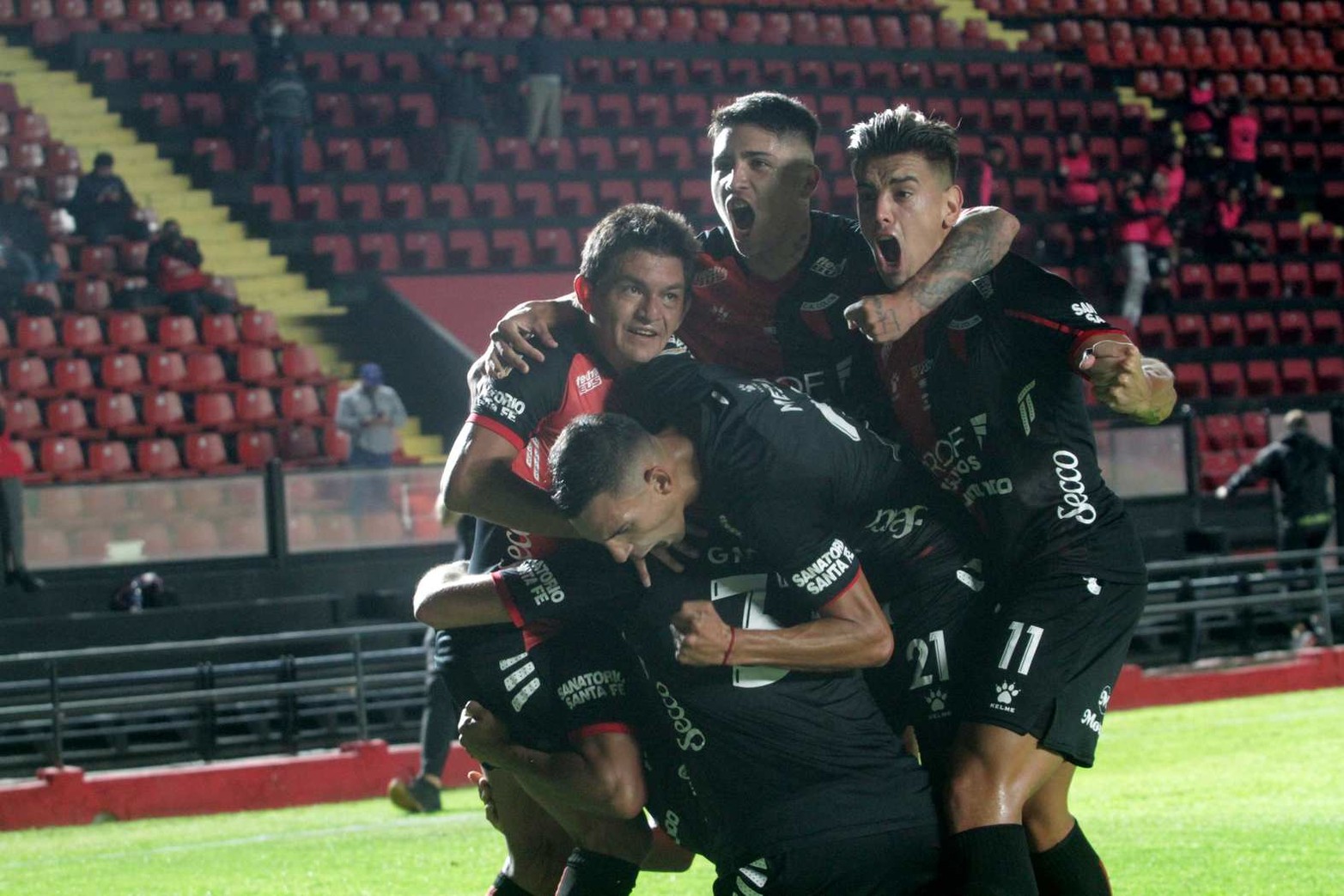 Colón lo grita con alma y vida. Rafael Delgado (abajo tapado) se lo dedicó a su mamá que ayer domingo fue su cumpleaños.