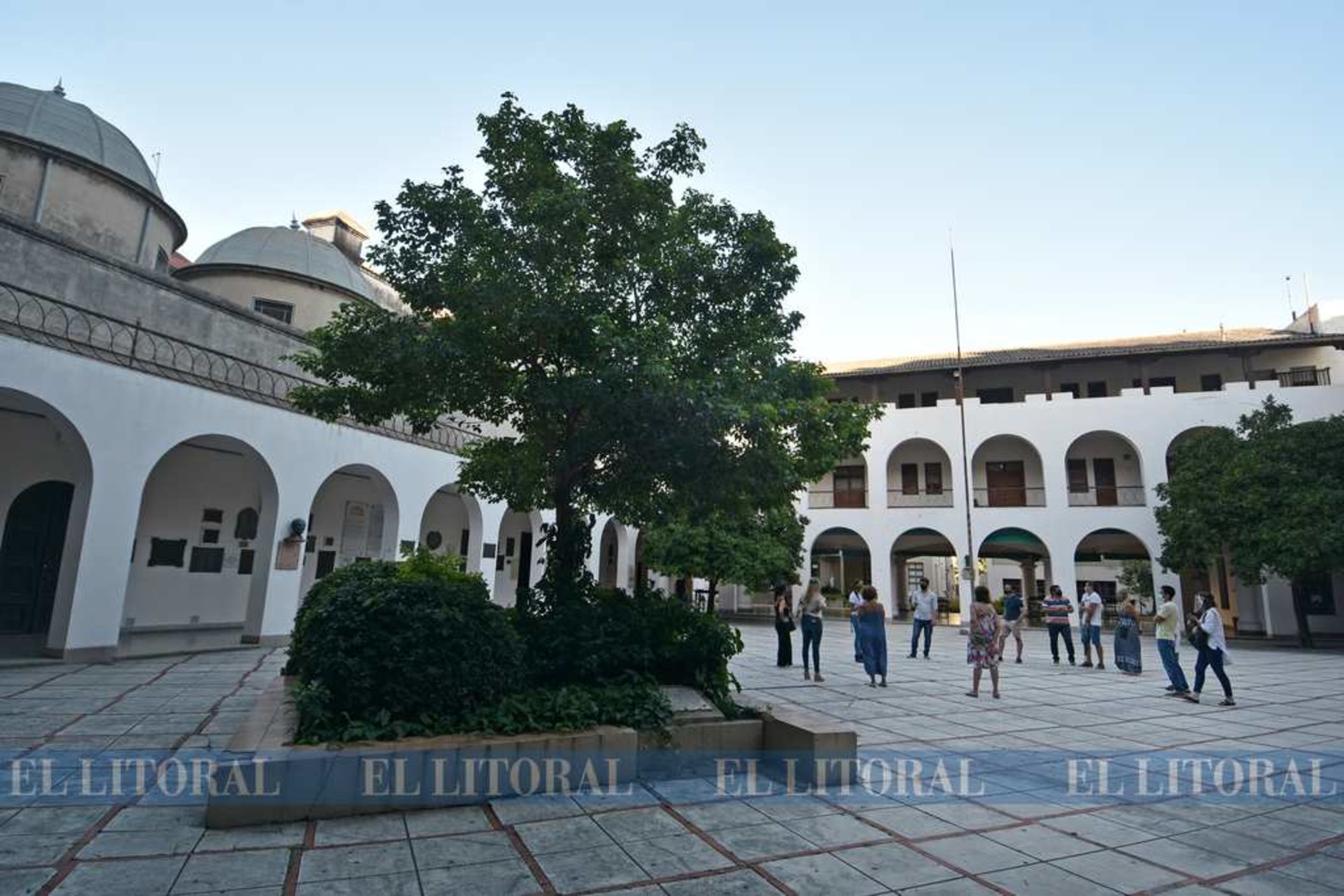 Cómo era la Plaza de Mayo a mediados del 1600, el cuadro de la Virgen que "sudó", la incógnita por el número de la habitación donde se alojó Jorge Bergoglio en el Colegio Inmaculada. Una recorrida por el casco histórico y la Manzana Jesuítica que desanda a una capital llena de misterios.
