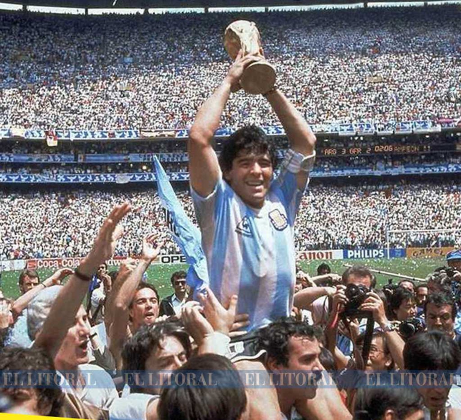 Una foto histórica. Levantando la Copa del mundo en el mundial de 1986 en México. Quien lo tiene a cocochito es el santafesino Roberto Cejas.