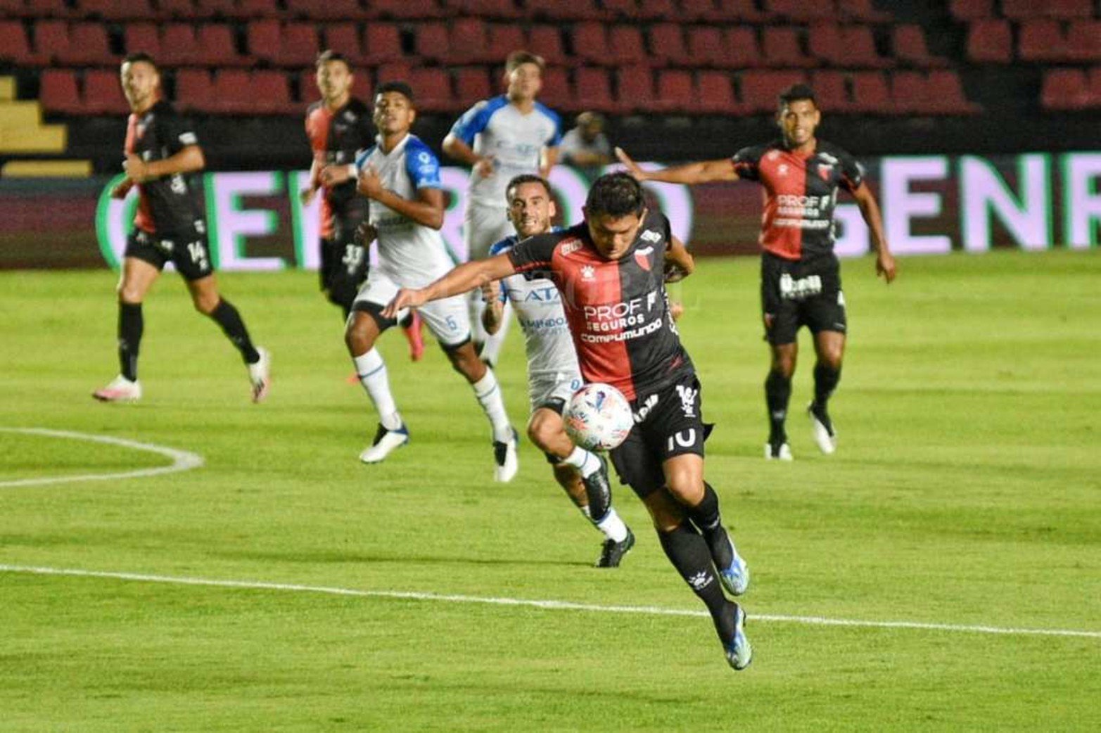 Colón y Godoy Cruz jugaron un partidazo y empataron 2 a 2.