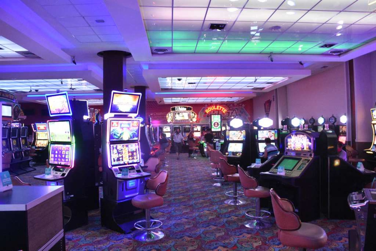 Habilitaron la reapertura de los casinos. Cerrados por nueve meses, esta semana fueron habilitados a funcionar los tres casinos de nuestra provincia. Bajo estrictos protocolos, por ahora sólo se puede acceder a las máquinas tragamonedas.