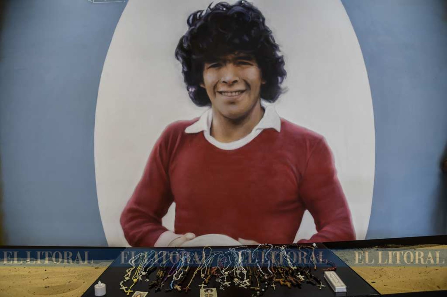 El santuario de Diego Maradona en Buenos Aires, en el barrio de La Paternal, se transforma en un punto de encuentro para calmar el dolor y donde día a día la gente deja su tributo al ídolo.