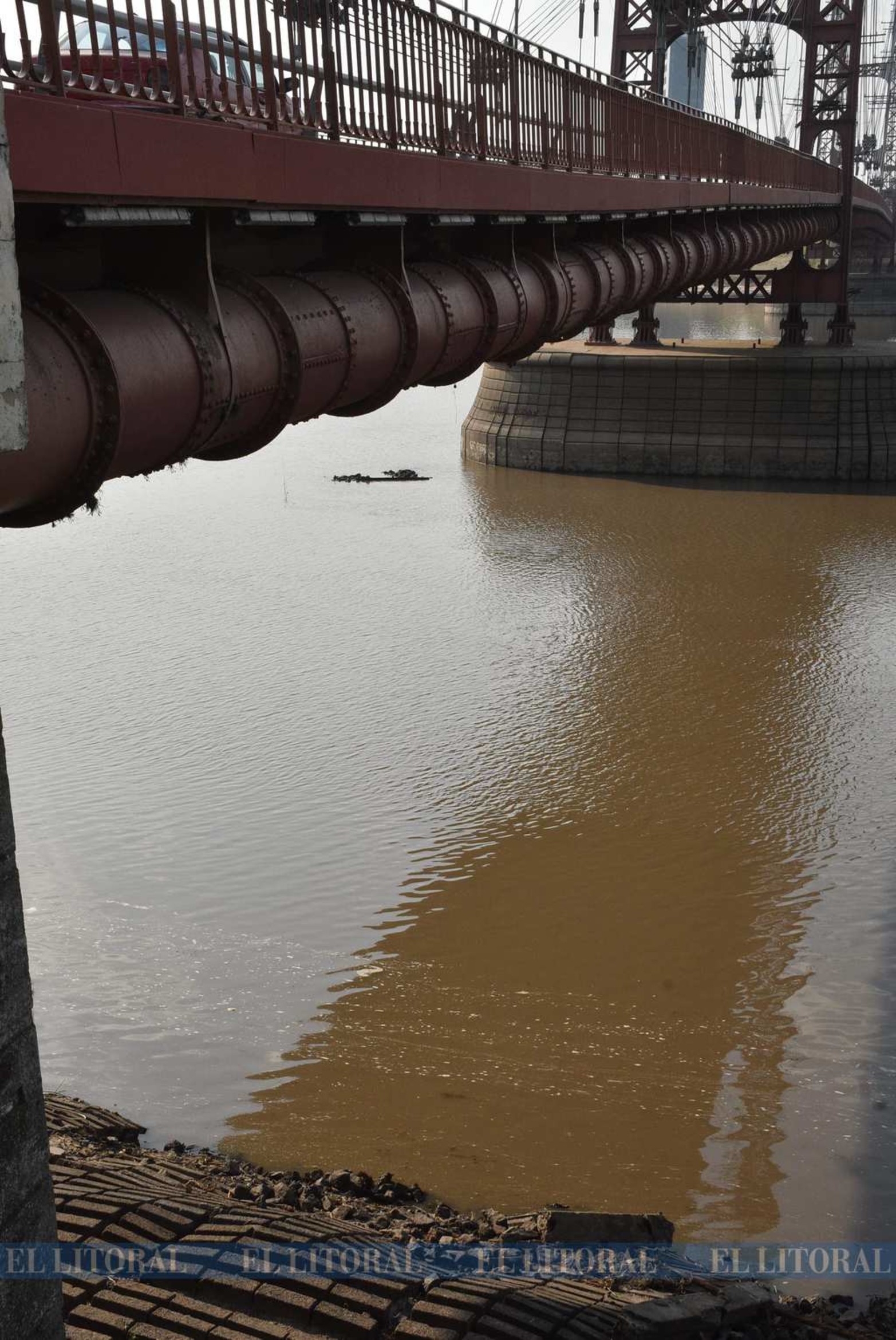 Puente acueducto. Los restos que aparecen serían de un puente de 1093 que traía el agua desde el río Colastiné.