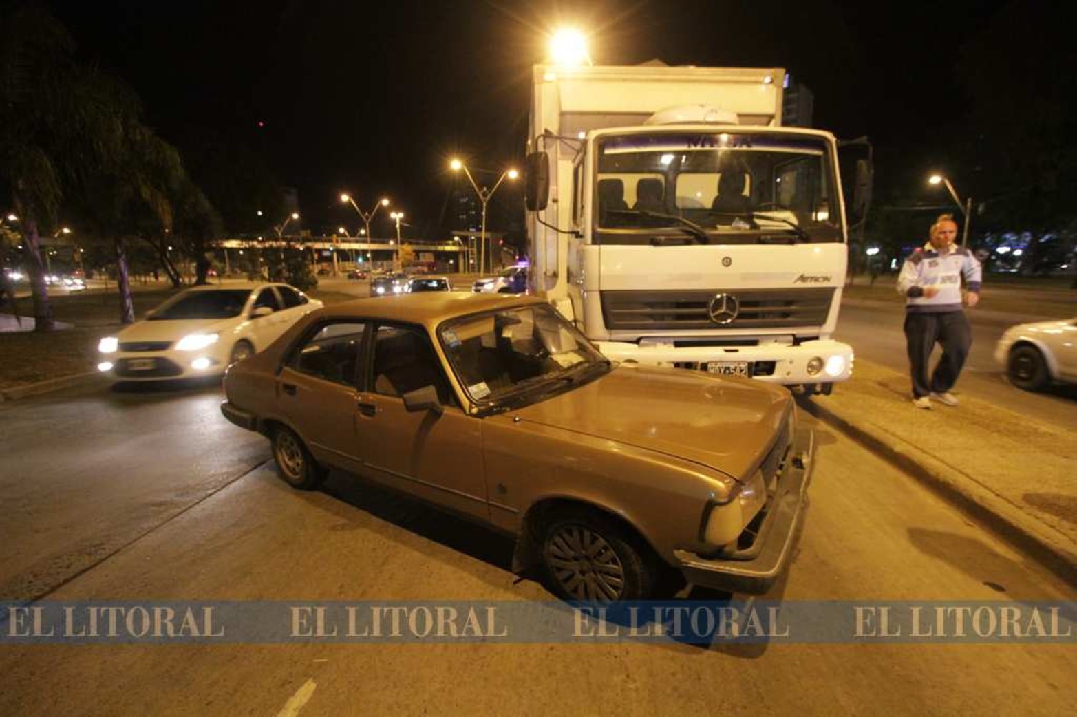 7 de julio de 2015. Un auto y un camión se vieron enredados al salir de la curva. Solo fueron daños materiales.