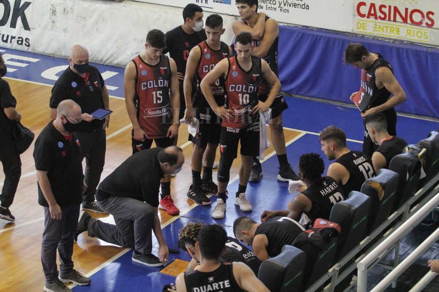 En Paraná, en básquet Colón gana y pierde