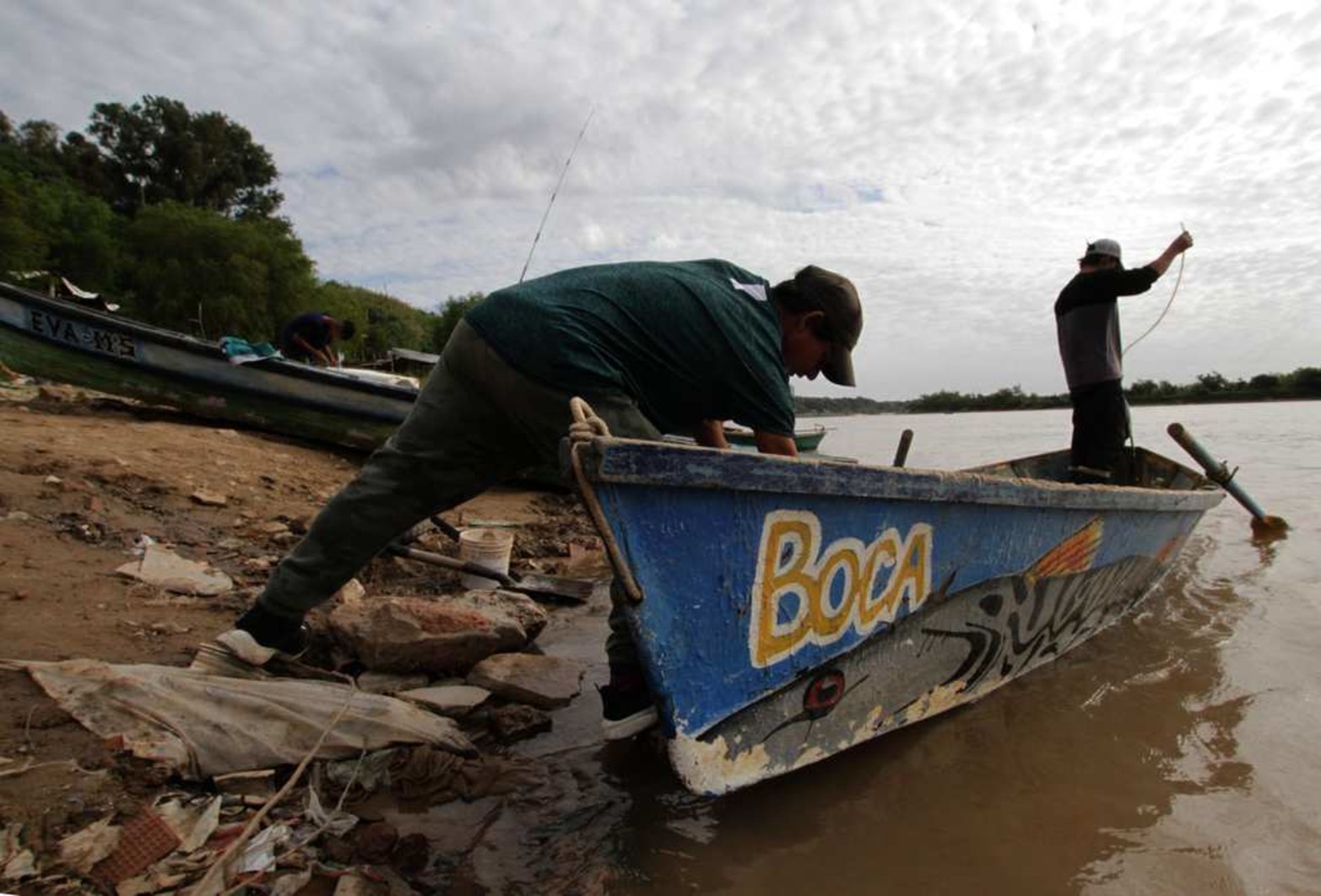 Puerto Sánchez y la pesca. Un postal mas del emblemático barrio que tiene su canción escrita por Jorge Méndez.