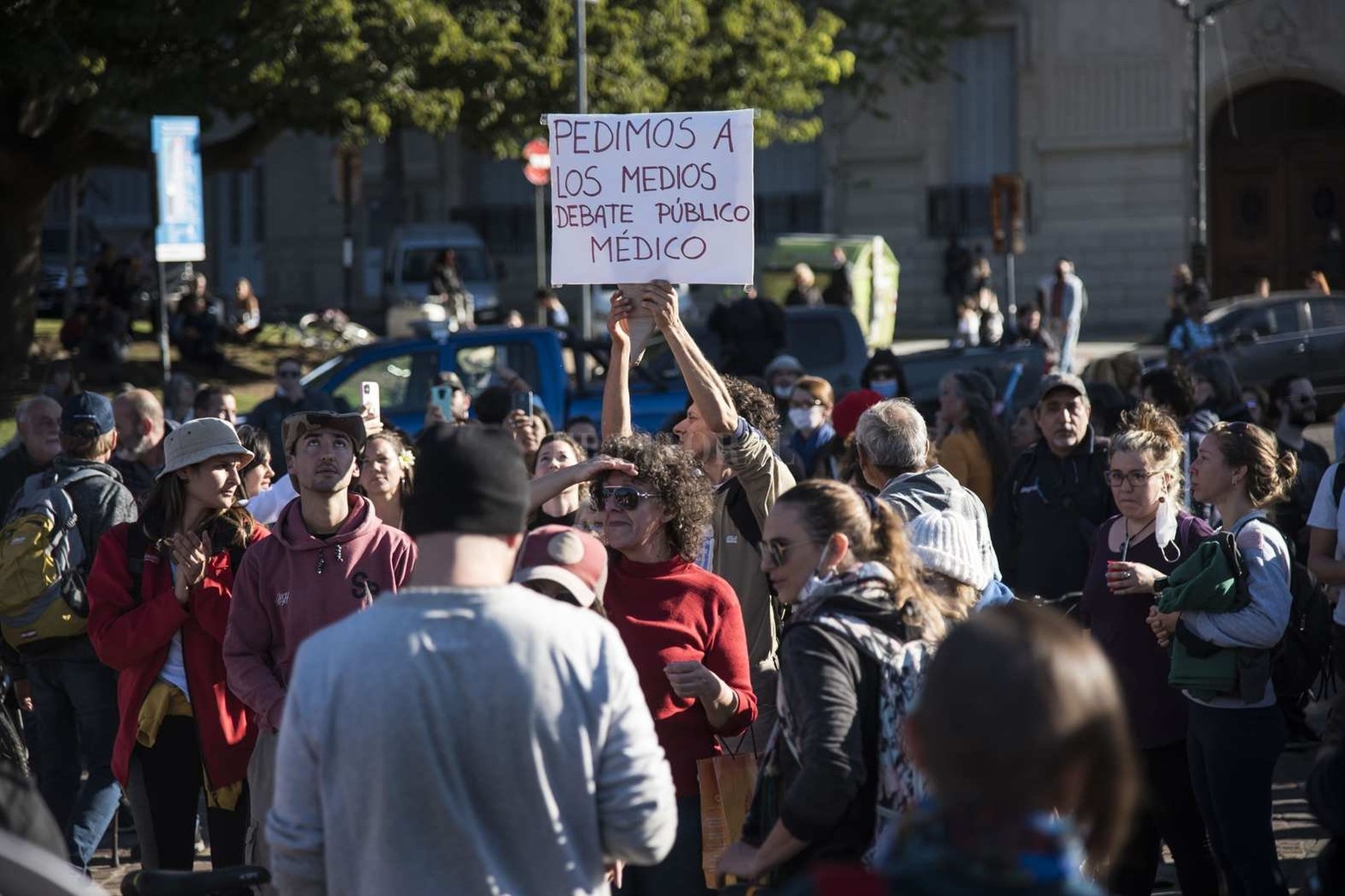 Un grupo numeroso de personas se manifestó en la zona del Monumento en contra de las medidas de aislamiento social que rigen hasta el 30 de junio. La Policía de la Provincia logró despejar la zona y se llevó detenidas a una veintena de personas.