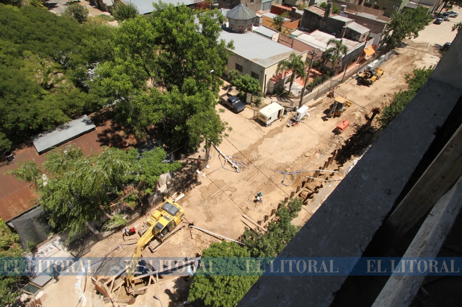 Los hundimientos en esta zona son frecuentes. Desde la década del 70, el socavón de Urquiza y Cándido Pujato viene 'derrumbando' cada intento de reparación y generando insistentes e históricos reclamos de los vecinos.