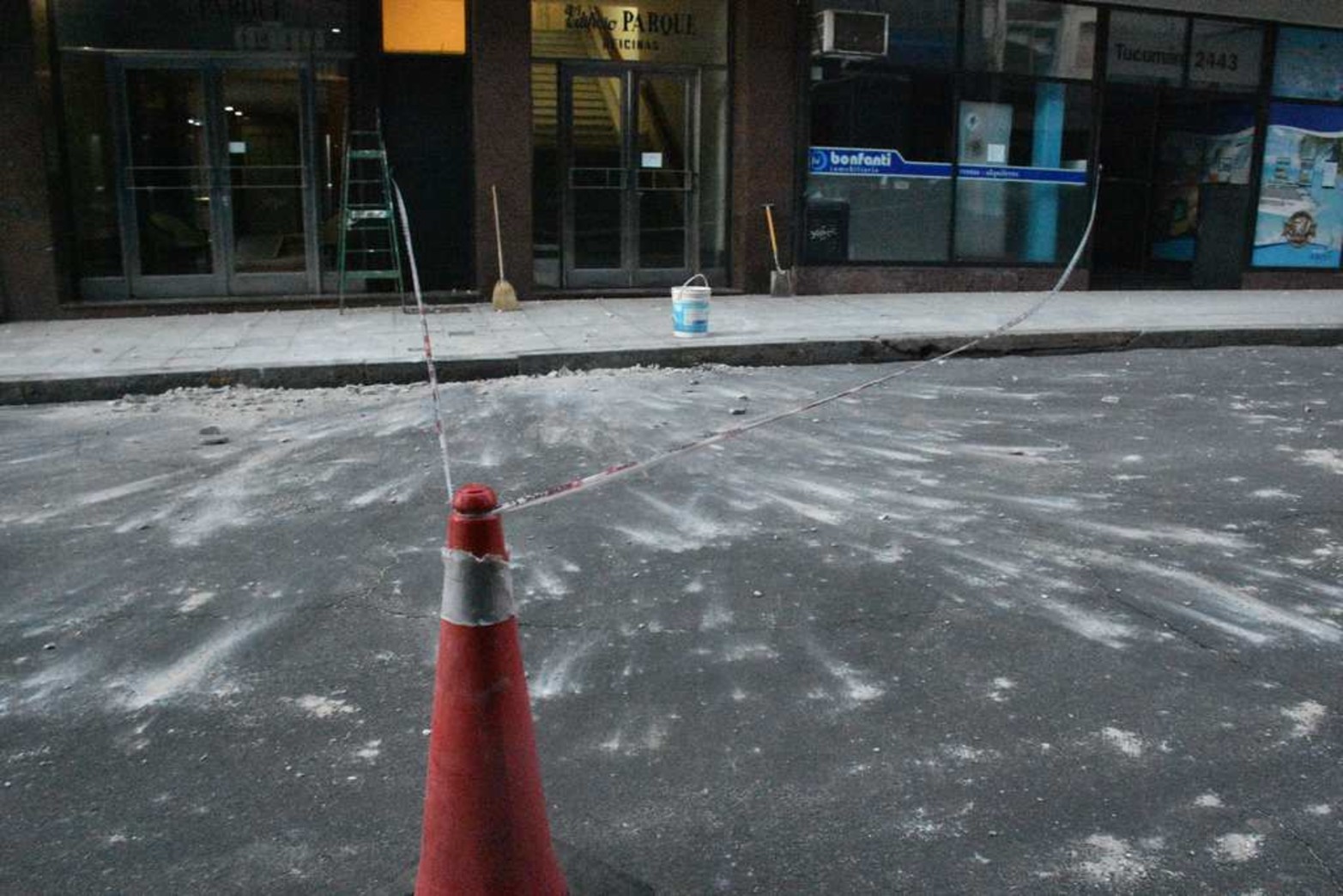 Tucumán y Rivadavia. Por calle Tucumán se ven los escombros que cayeron.