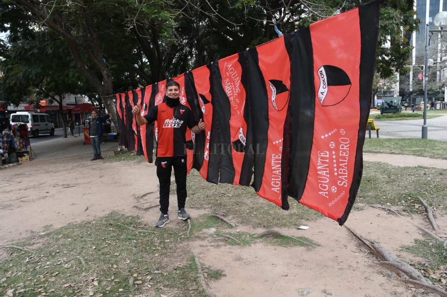 El centro de la ciudad tiene está idiosincrasia en la previa de la final Colón vs. Racing.