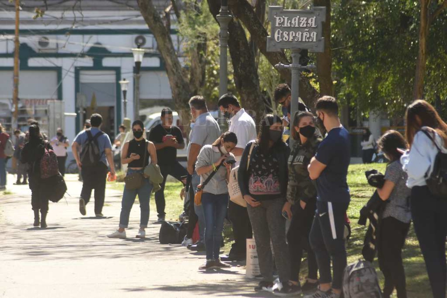 "Traslado" de la terminal. Plaza España sobre calle Rivadavia pasó a ser el lugar elegido para cargar pasajeros de las cortas distancias (Laguna Paiva, Paraná y localidades de la costa por Ruta 1)