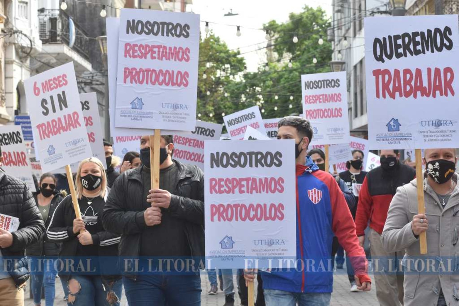 Los bares y hoteleros se movilizaron por la peatonal y llegaron hasta plaza 25 de mayo, frente a casa de gobierno. Entregaron un petitorio y armaron una mesa del dialogo. Siguen cerrados.