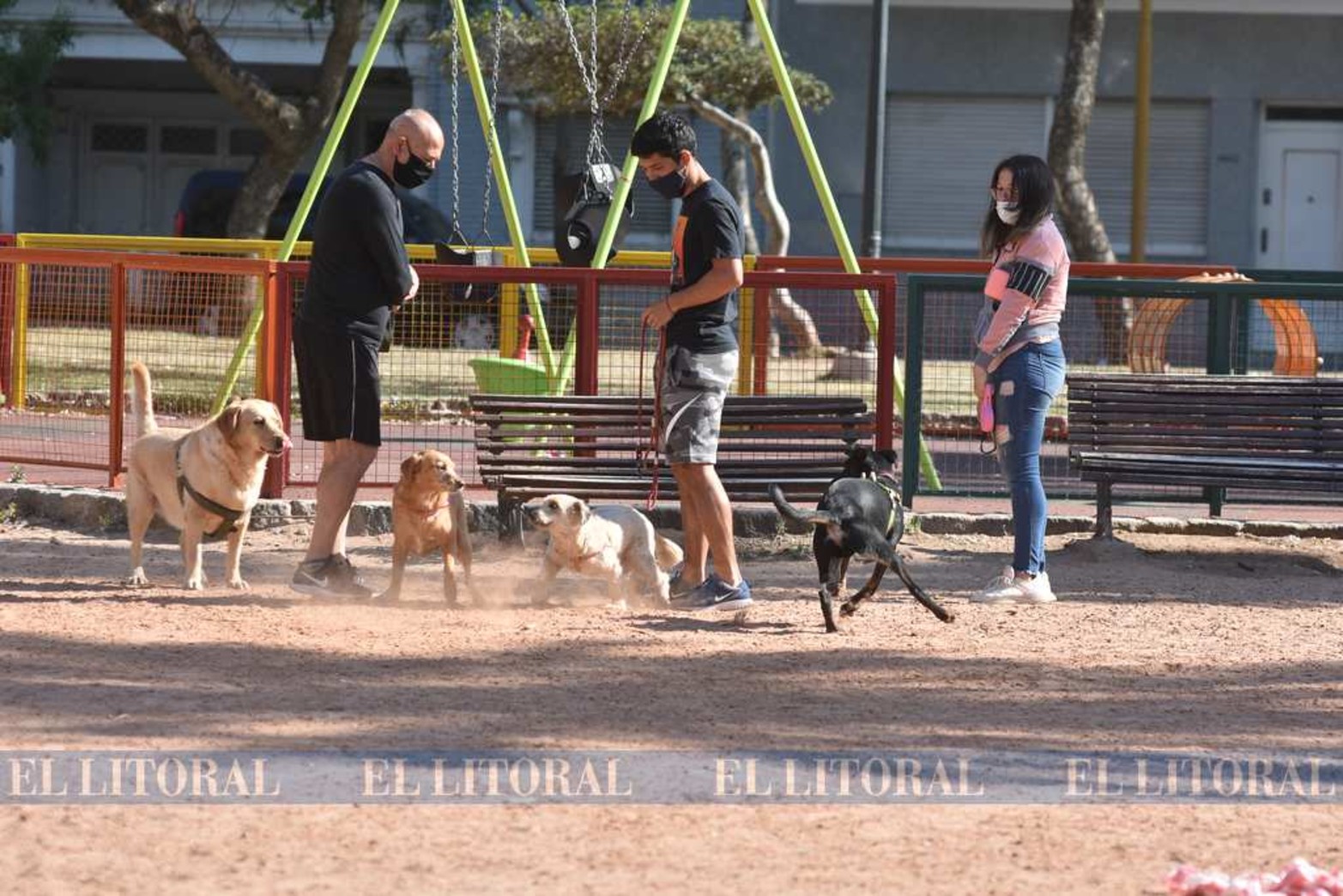Los niños sin juegos en la plaza. Una de las franjas etarias que menos posibilidades tiene de salir son los mas chicos. ¿Hasta cuándo? ¿Hasta no tener mas virus?. Plaza Constituyentes.
