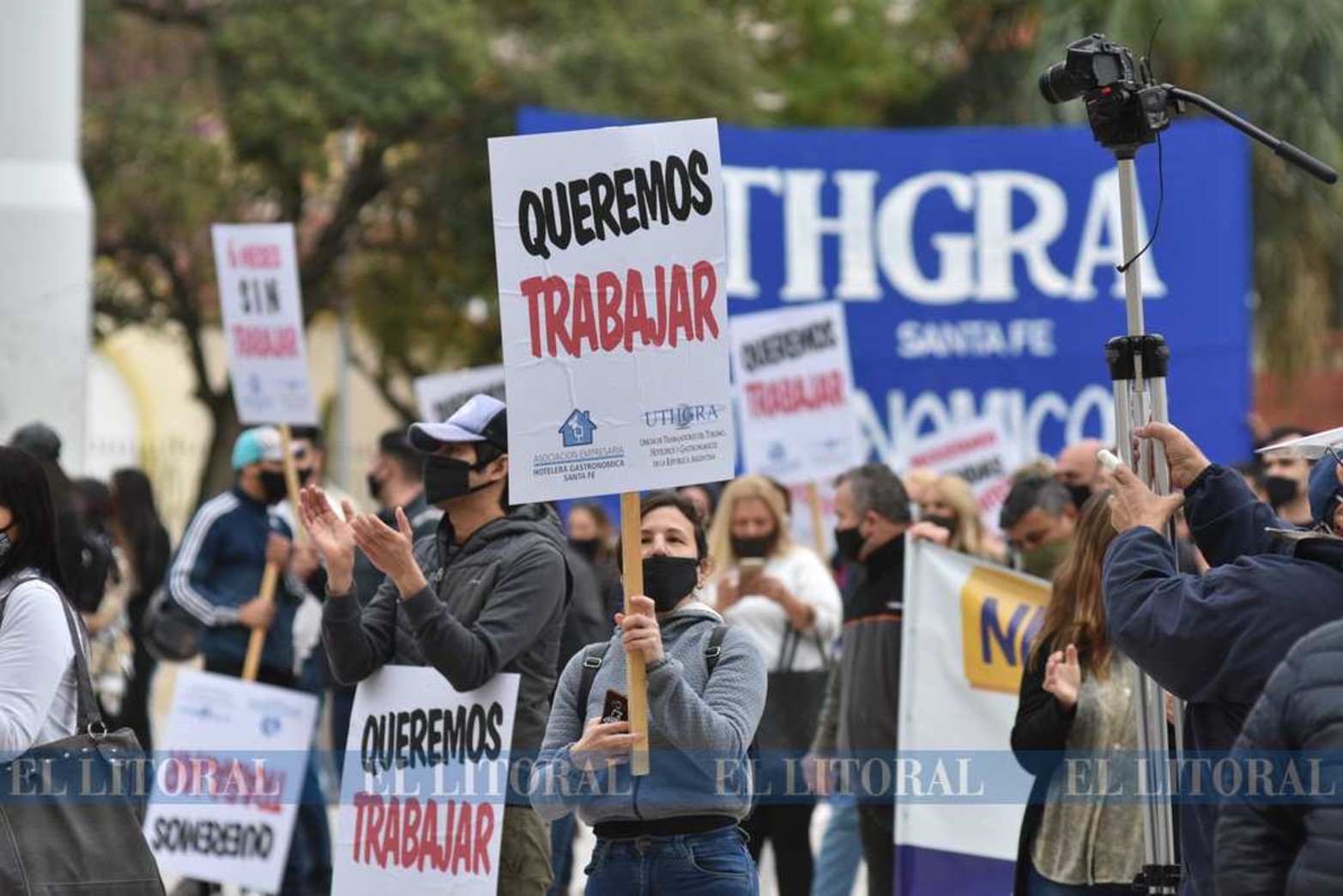 Los bares y hoteleros se movilizaron por la peatonal y llegaron hasta plaza 25 de mayo, frente a casa de gobierno. Entregaron un petitorio y armaron una mesa del dialogo. Siguen cerrados.