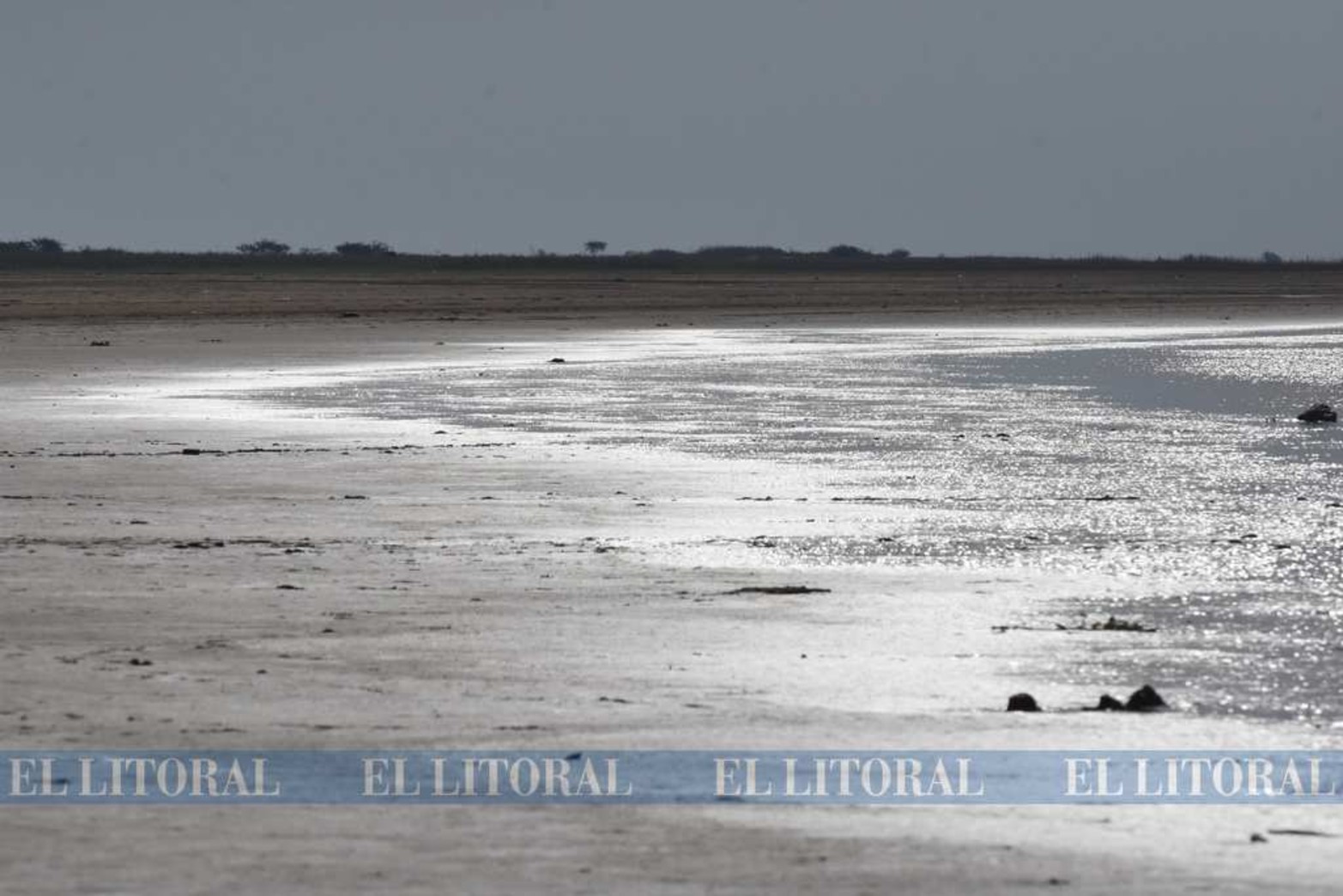 No es una playa de mar....Es un foto a contraluz de la orilla de la laguna Setúbal.