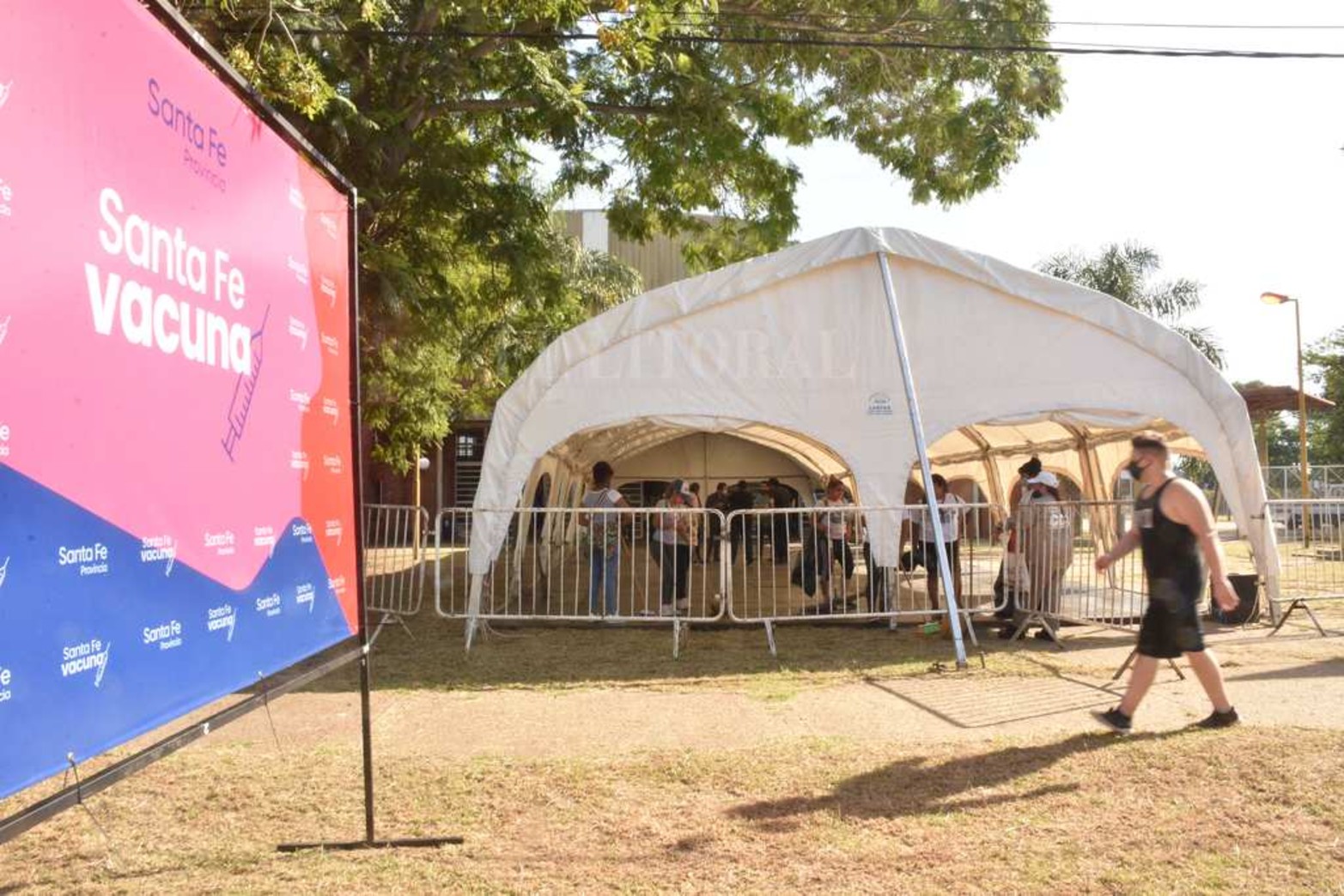 El lugar que suele utilizar el Ministerio de Educación para otorgar las titularizaciones docentes, se montó para la vacunación a los docentes. Es el Centro de Educación Física, ubicado en avenida Galicia y Las Heras.