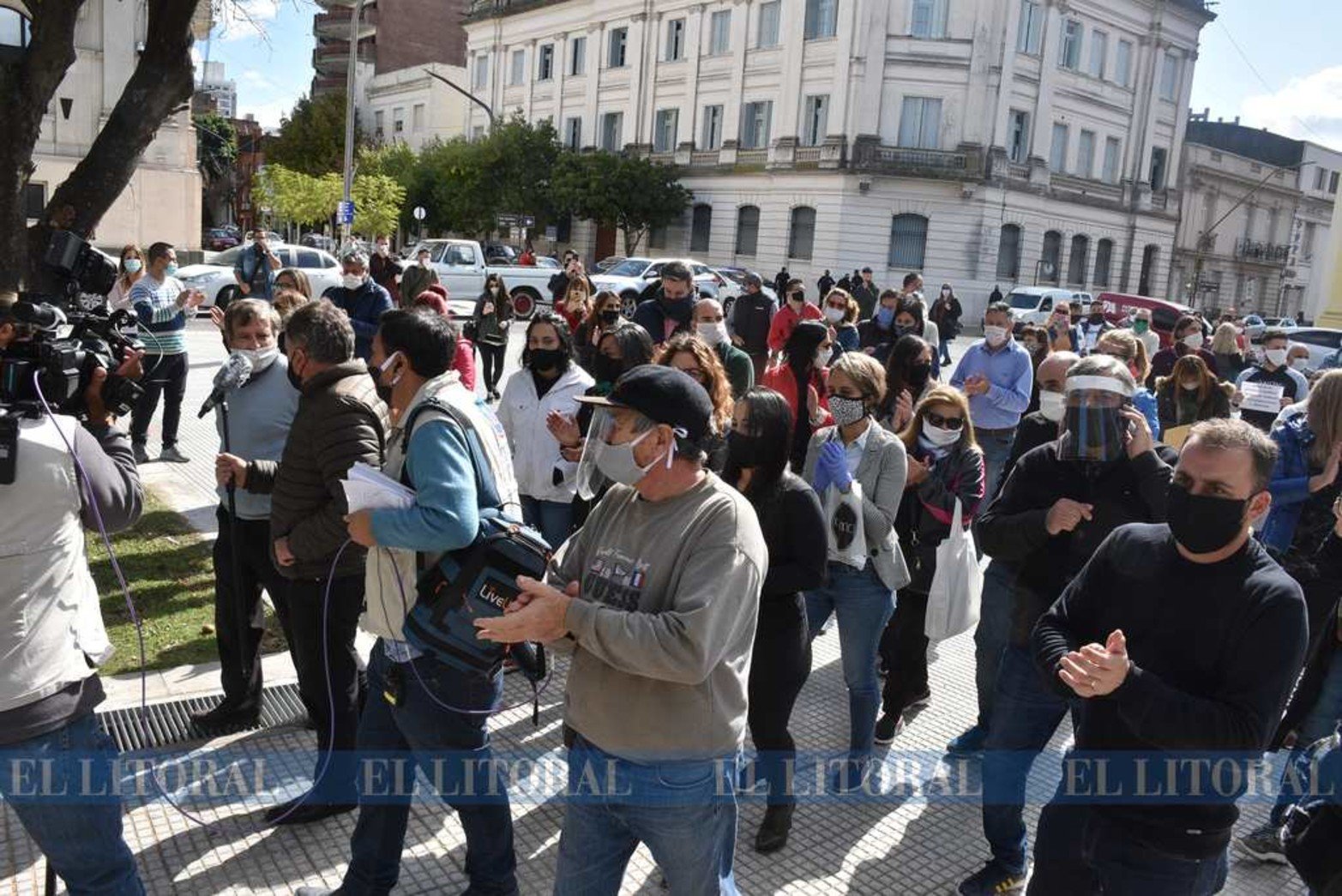 Crítica situación. Comerciantes y empresarios locales se autoconvocaron frente a la casa de Gobierno hoy a mediodía.