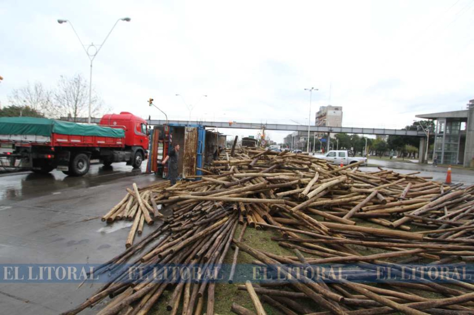 "Volaron" palos...En agosto de 2012, un acoplado con palos de eucaliptos terminó volcando y tumbando su cargo. Por milagros solo hubo daños materiales.