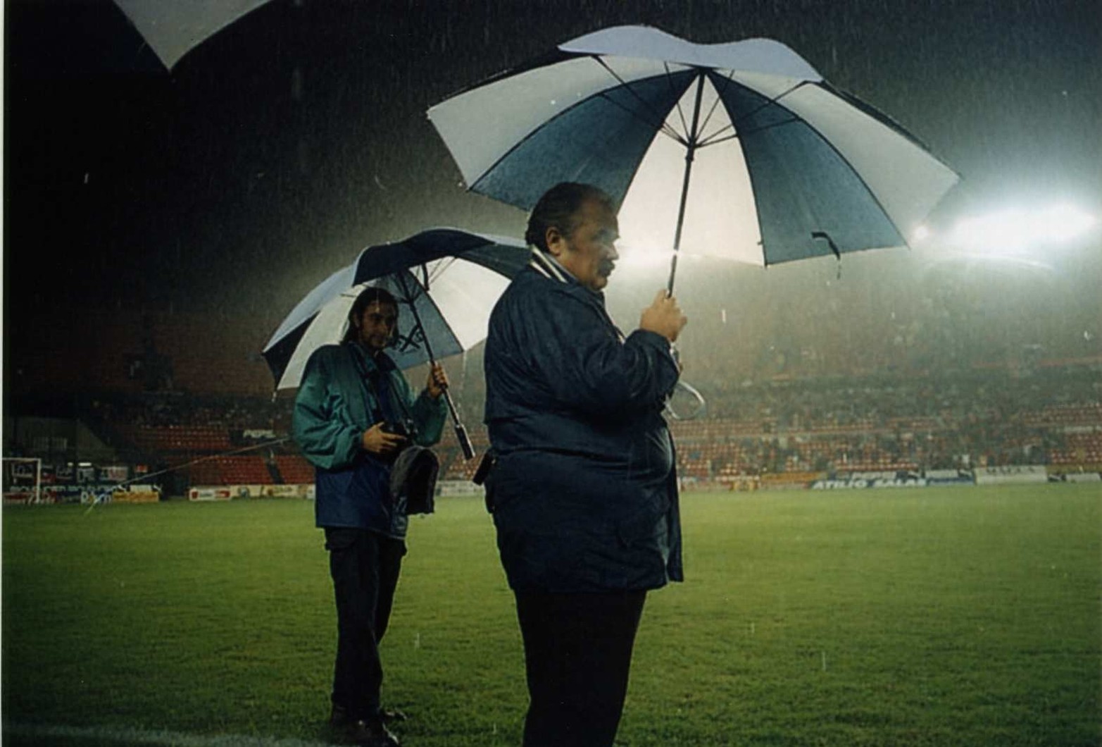 En la cancha de Colón bajo la lluvia junto al colega José Almeida