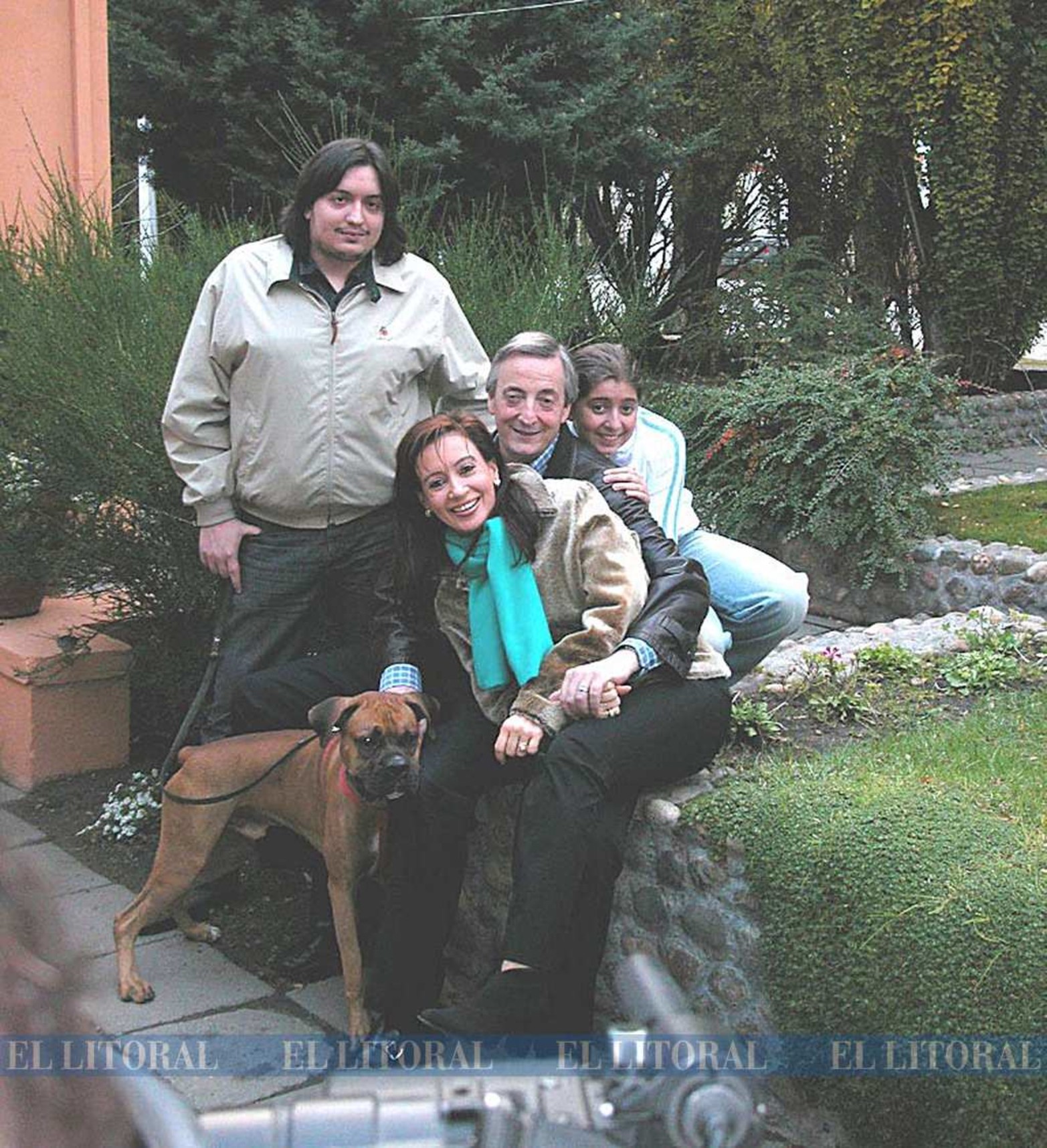 20 de abril de 2003, previa a las elecciones posó junto a su familia.