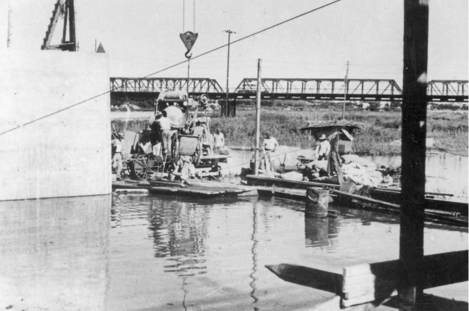 Tarea compleja. Para la construcción del puente se utilizaron barcazas que posibilitaron la realización de los difíciles trabajos, sobre todo los iniciales efectuados sobre el río Salado y su lecho.