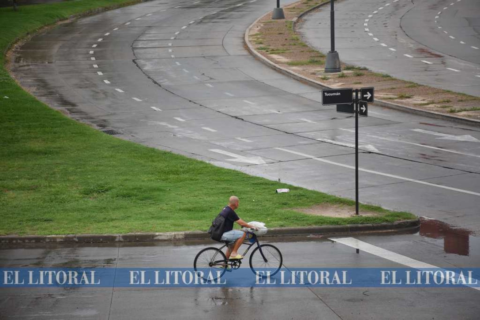 Lineas en soledad. La composición con líneas curvas hace atractiva a esta encuadre de vida cotidana. Fue tomada en la esquina de Tucumán y Avenida Além.