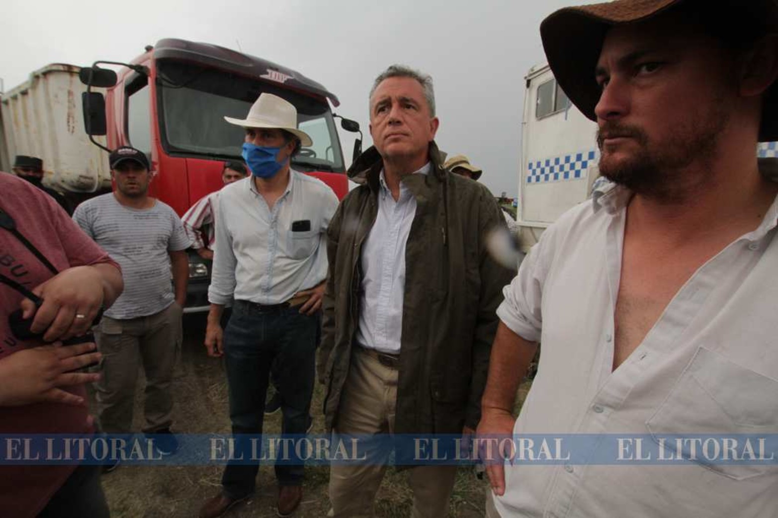El ex presidente de la Sociedad Rural Argentina y ex secretario de Agroindustria Luis Miguel Etchevehere, en la gestión de Mauricio Macri, junto a su hermano Juan Diego, en el primer guardaganados que está bloqueado por la policía.