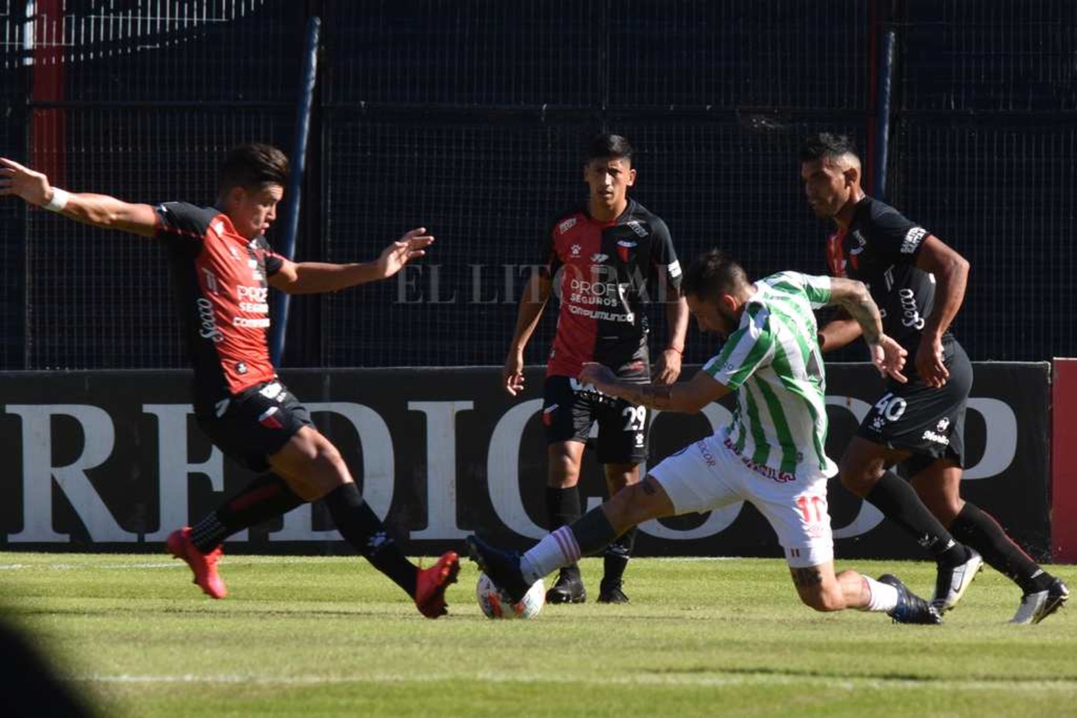 Colón empató 0 a 0 con Argentino y sigue invicto y puntero en el torneo de la liga profesional de fútbol.