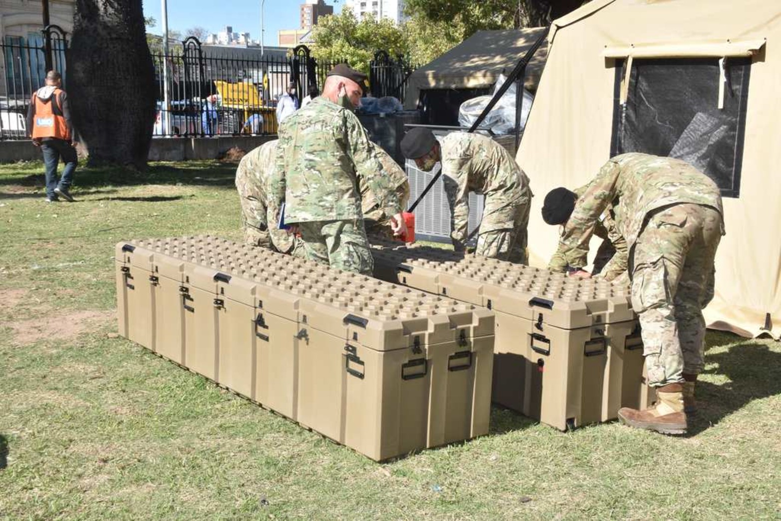 El hospital militar móvil llegó como una donación al país. Tiene capacidad para 40 camas de internación media.