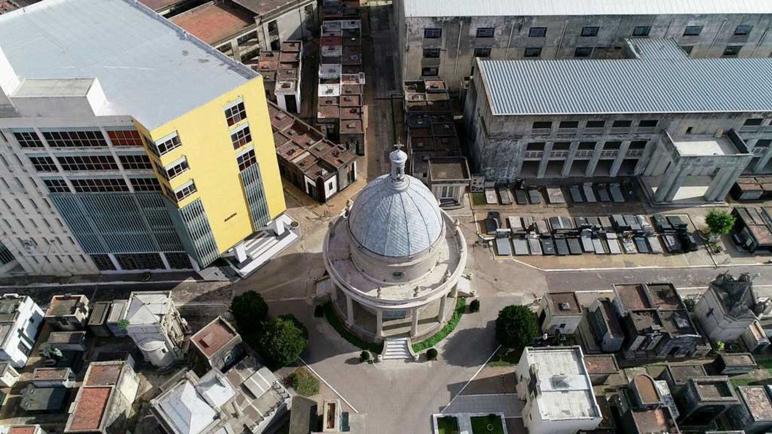 Desde el aire, así se ve el cementerio municipal.
