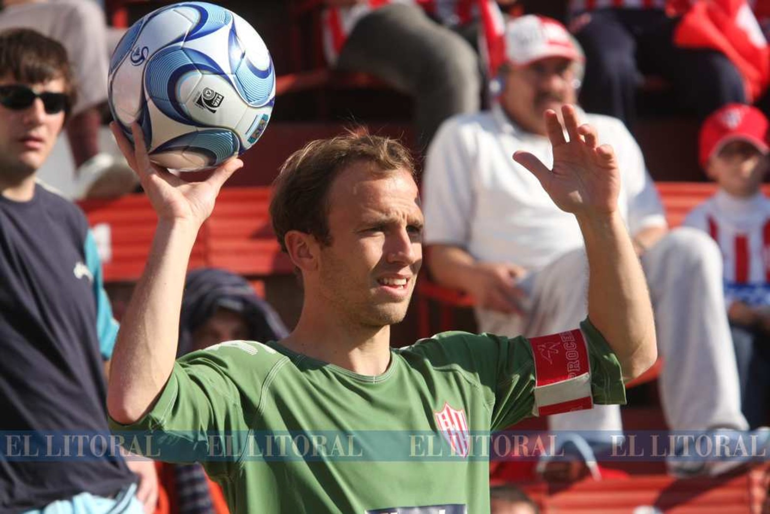 El corre camino de Martín Zapata sacando un lateral.