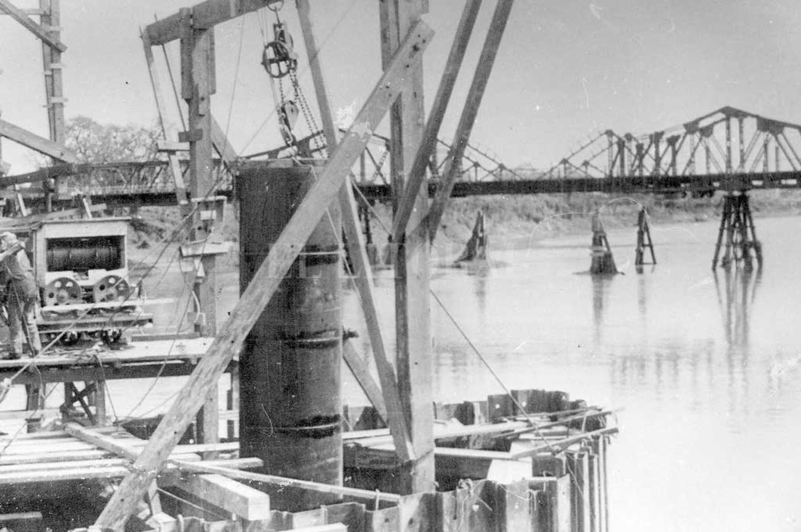 Antecesor. Imagen de la construcción del Carretero, en la que se ve el viejo puente de hierro. En la actualidad aún se pueden observar los antiguos pilares, hoy de utilidad para muchas personas que los usaron como base para levantar sus viviendas.
