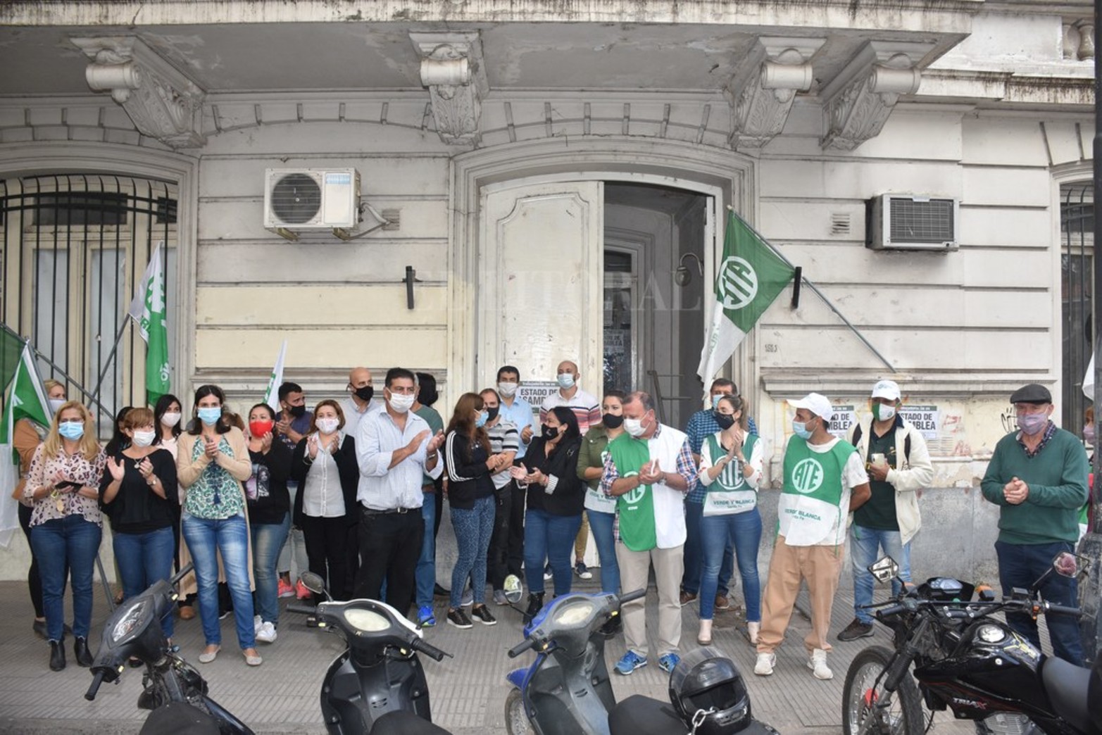 250 personas trabajan diariamente en el efector de salud. Su mal estado tiene varios años de reclamo. Diario El Litoral, también advirtió del penoso estado edilicio en 2017.
